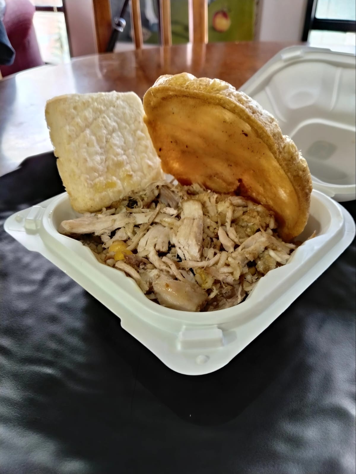 Choncito servido con pollo y arepa