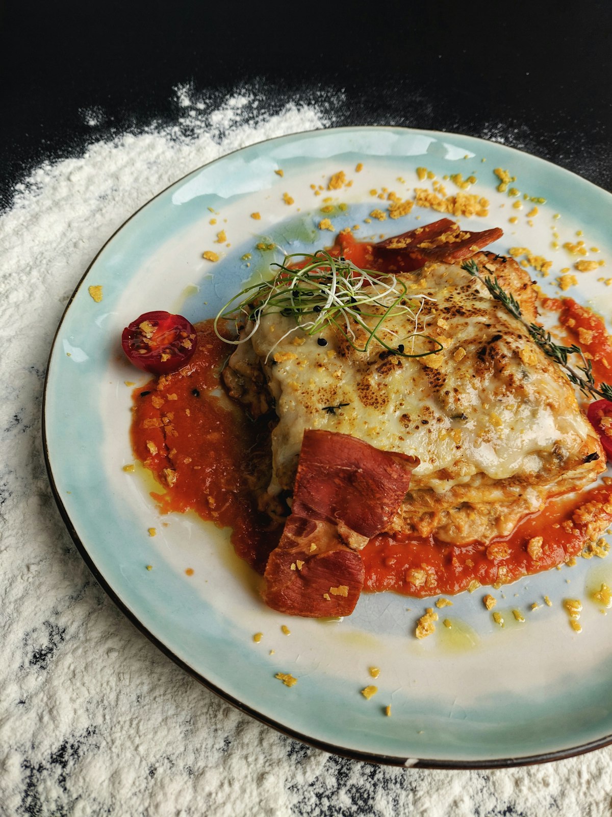 Lasaña gourmet gratinada servida en plato