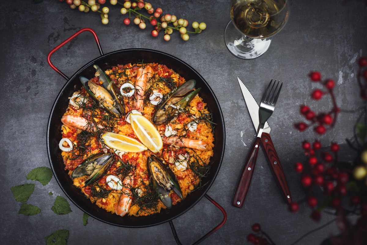 Paella valenciana con mariscos servida en paellera