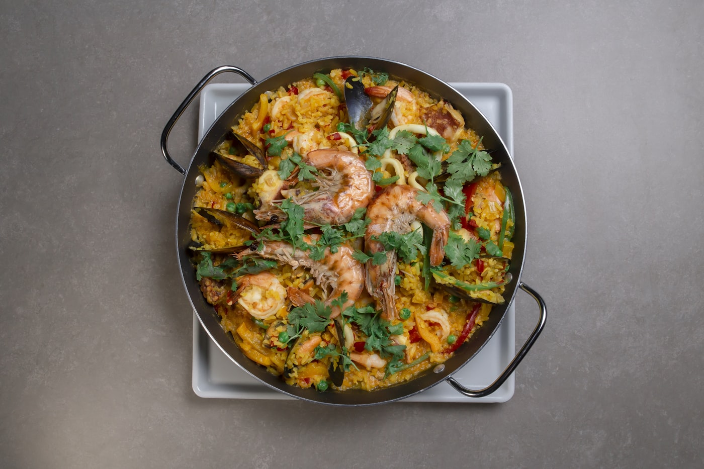 Paella marinera cargada de mariscos