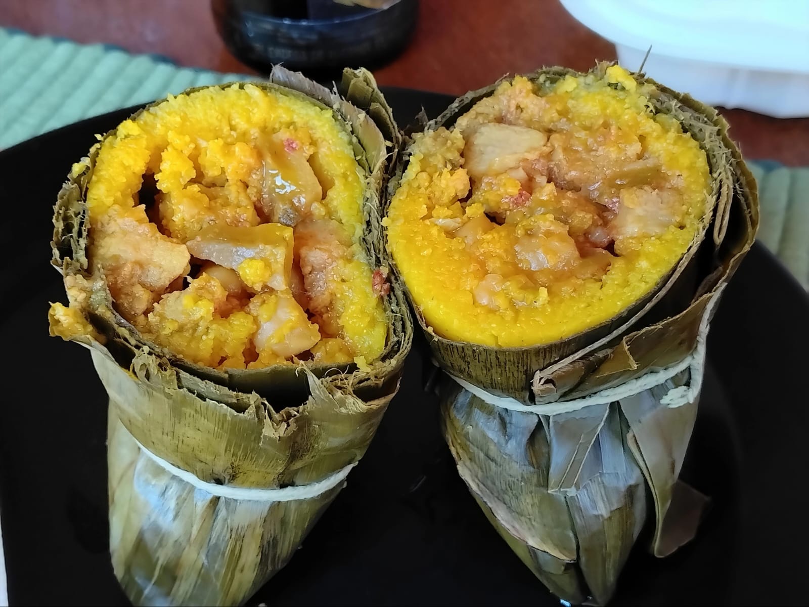 Tamal santandereano partido, masa amarilla con cerdo y garbanzo