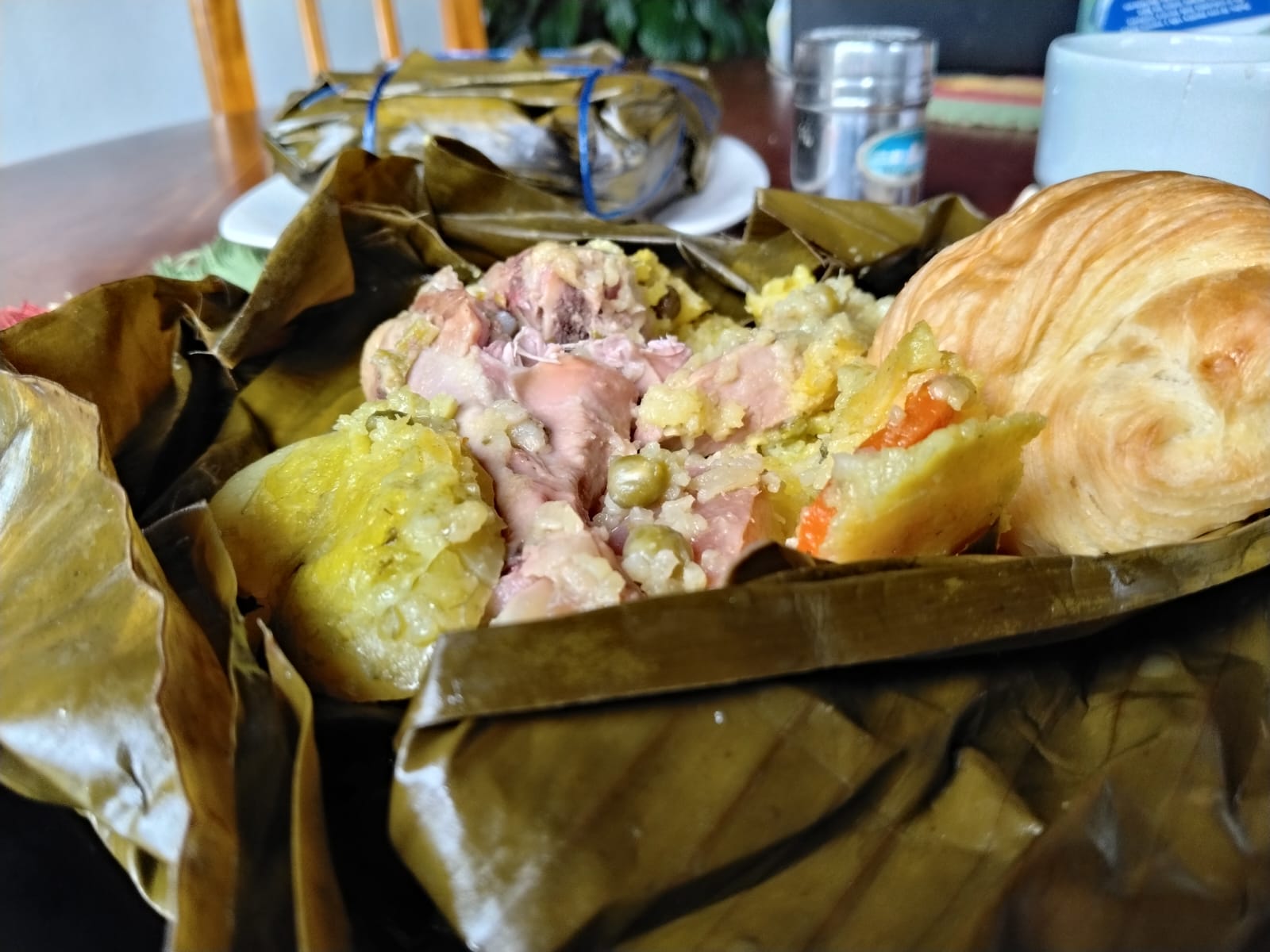 Tamal recién abierto en hoja de plátano